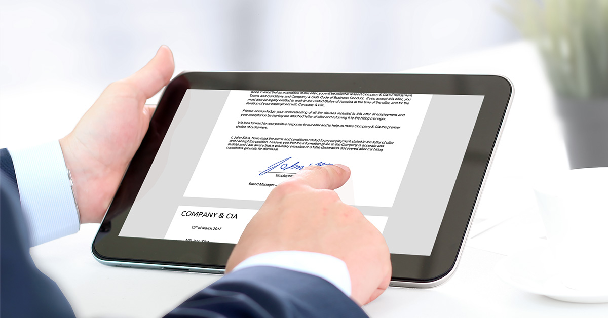 Изображението илюстрира възможността да се подписват електронно документи чрез таблет