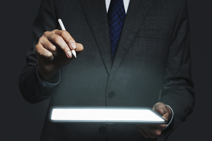 Изображението показва подписване на електронен документ върху таблет.