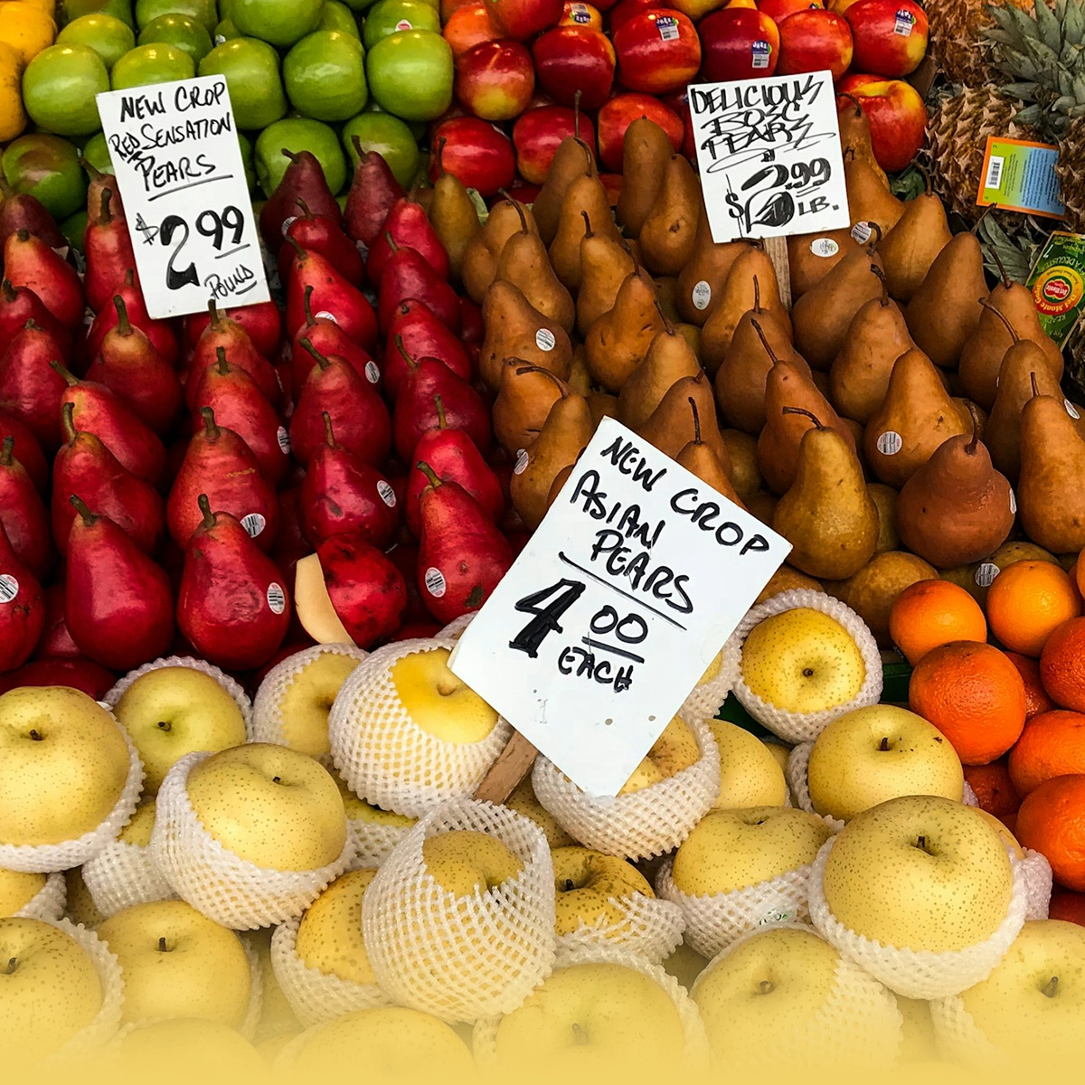 Щанд с плодове, в илюстрация за разнообразието от варианти за ползване на електронен подпис. Photo by  Rajiv Perera on Unsplash.